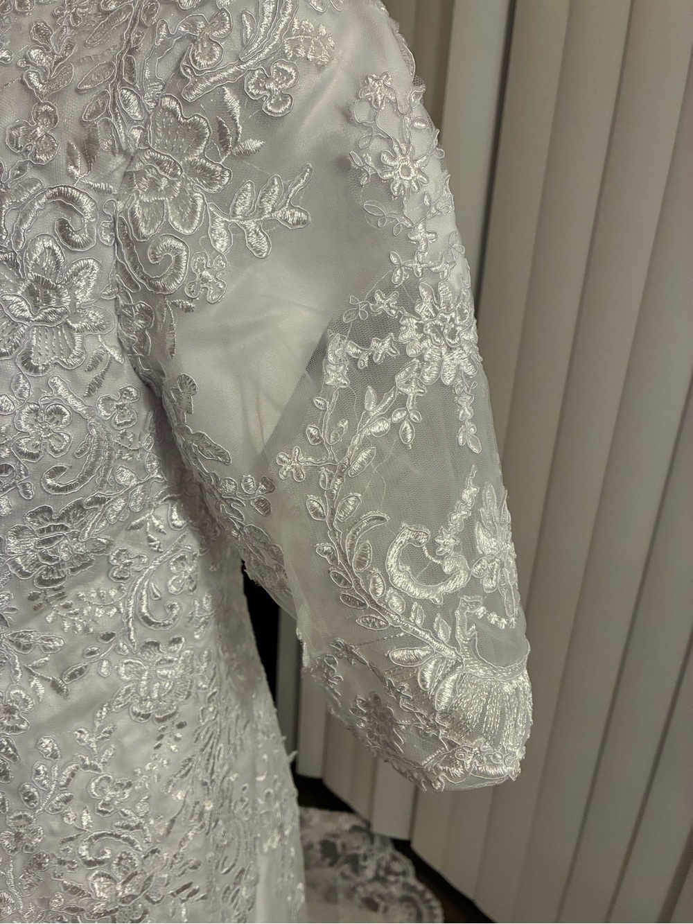 Elegant White Lace A-line Bridal Gown size M (6-8) Scalloped Neck 3/4 sleeves - Picture 7 of 16